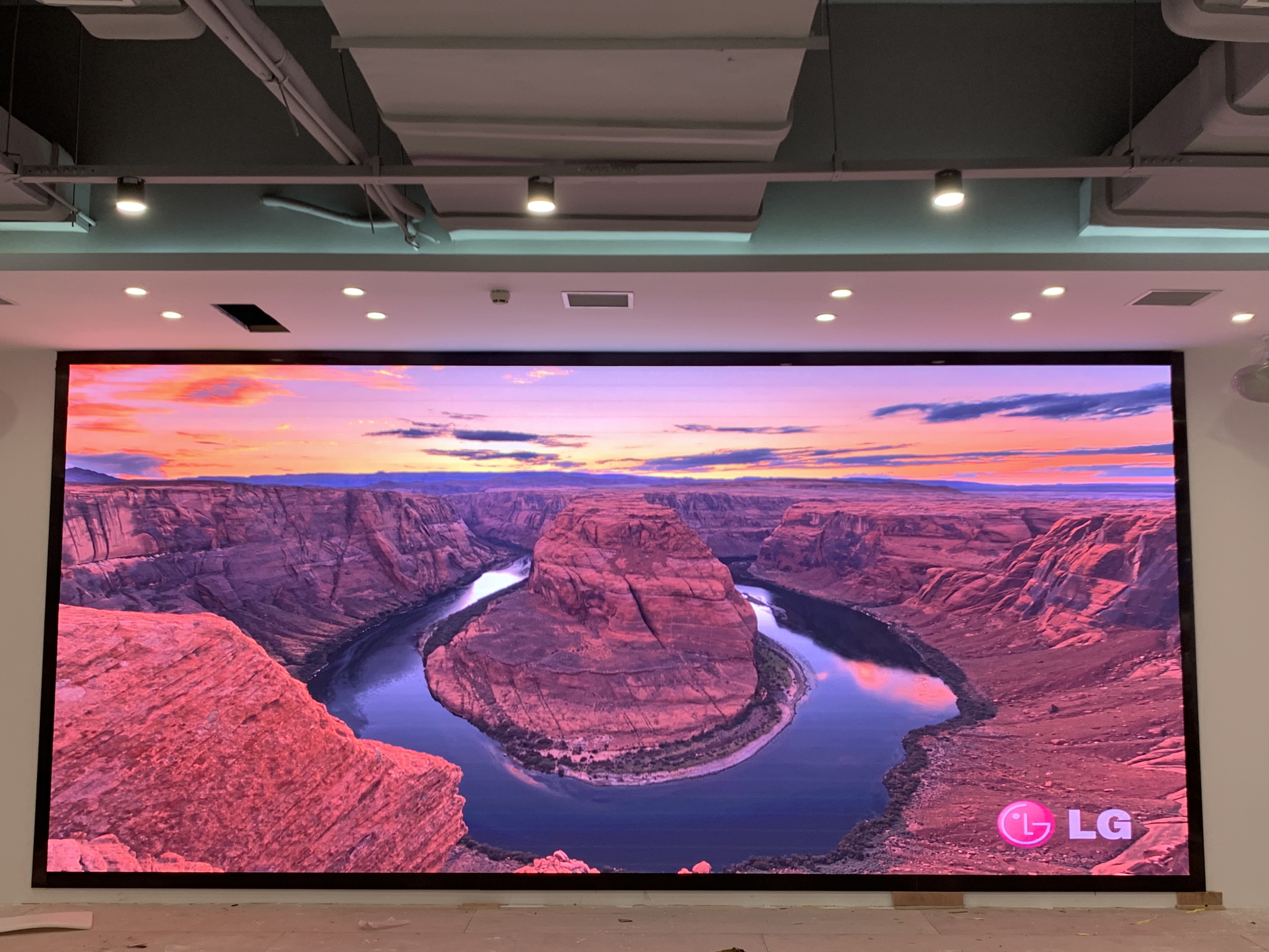 早高峰地鐵站LED廣告機VS紙質廣告：300人路過，誰能讓抬頭率從5%飆升到82%？”