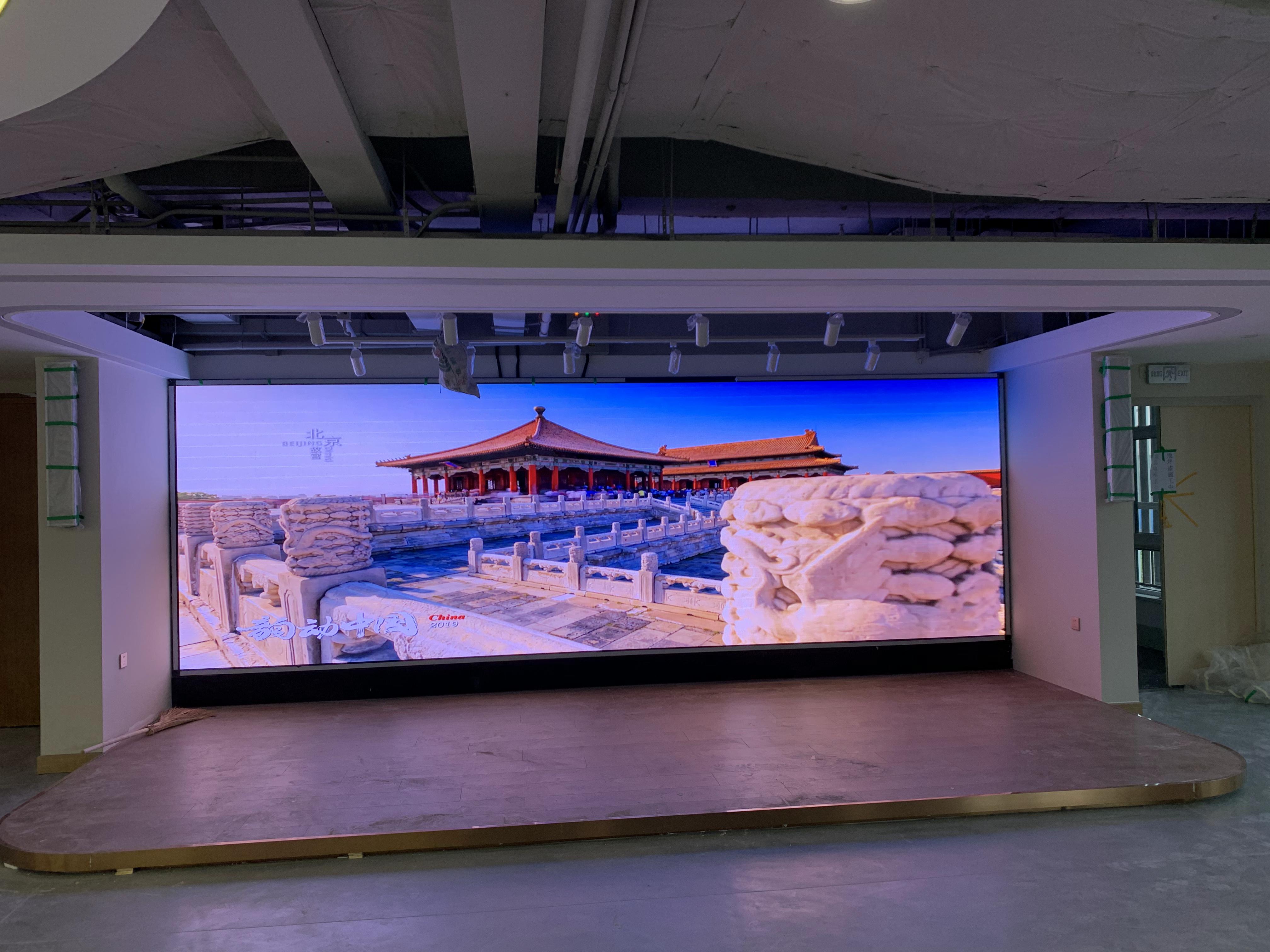 不同類型的LED芯片（如國產、進口）對顯示屏的壽命和穩定性有哪些影響？