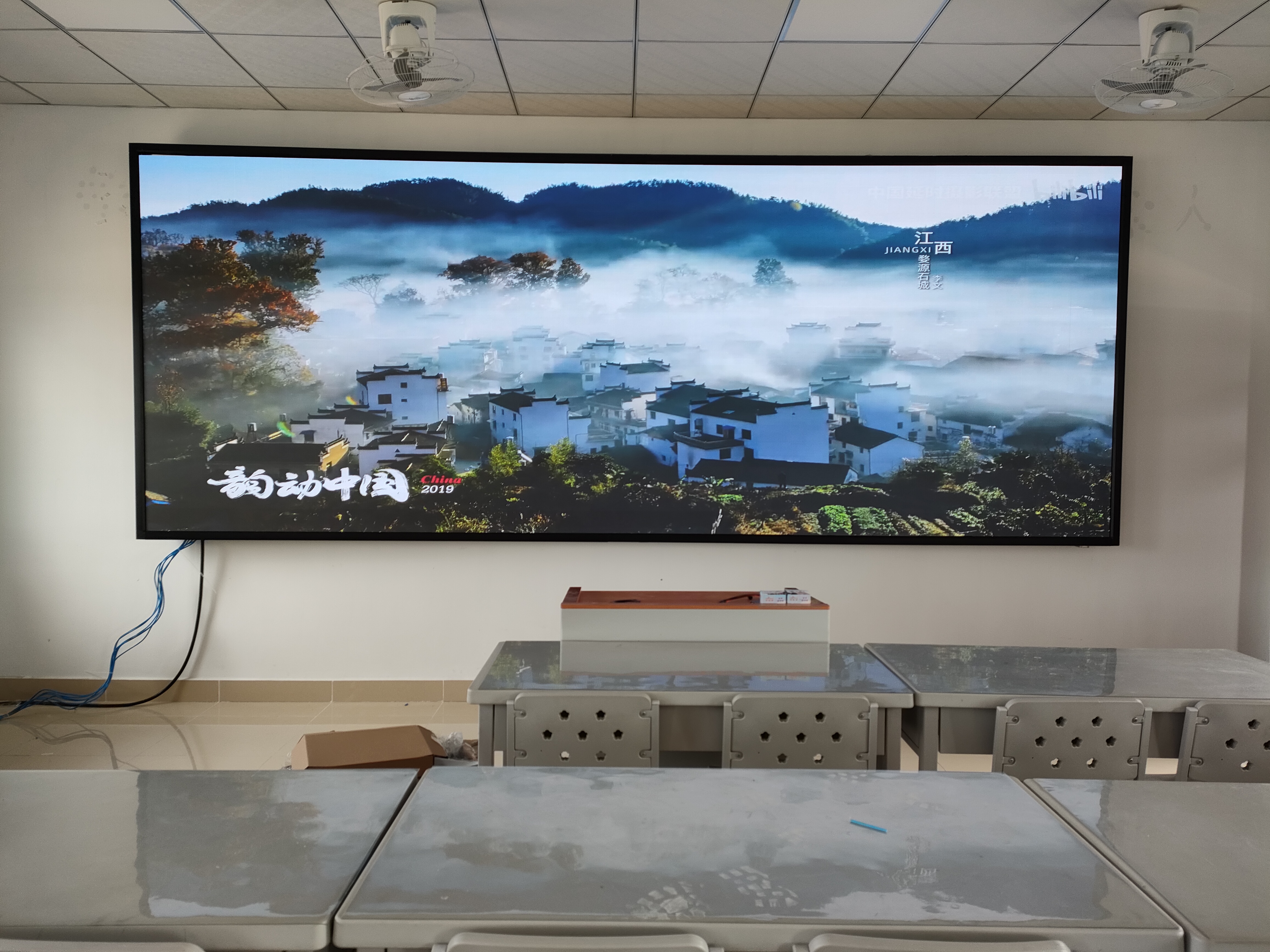 安裝戶外LED大屏時，怎樣設計結構才能既保證穩定性又降低風阻？