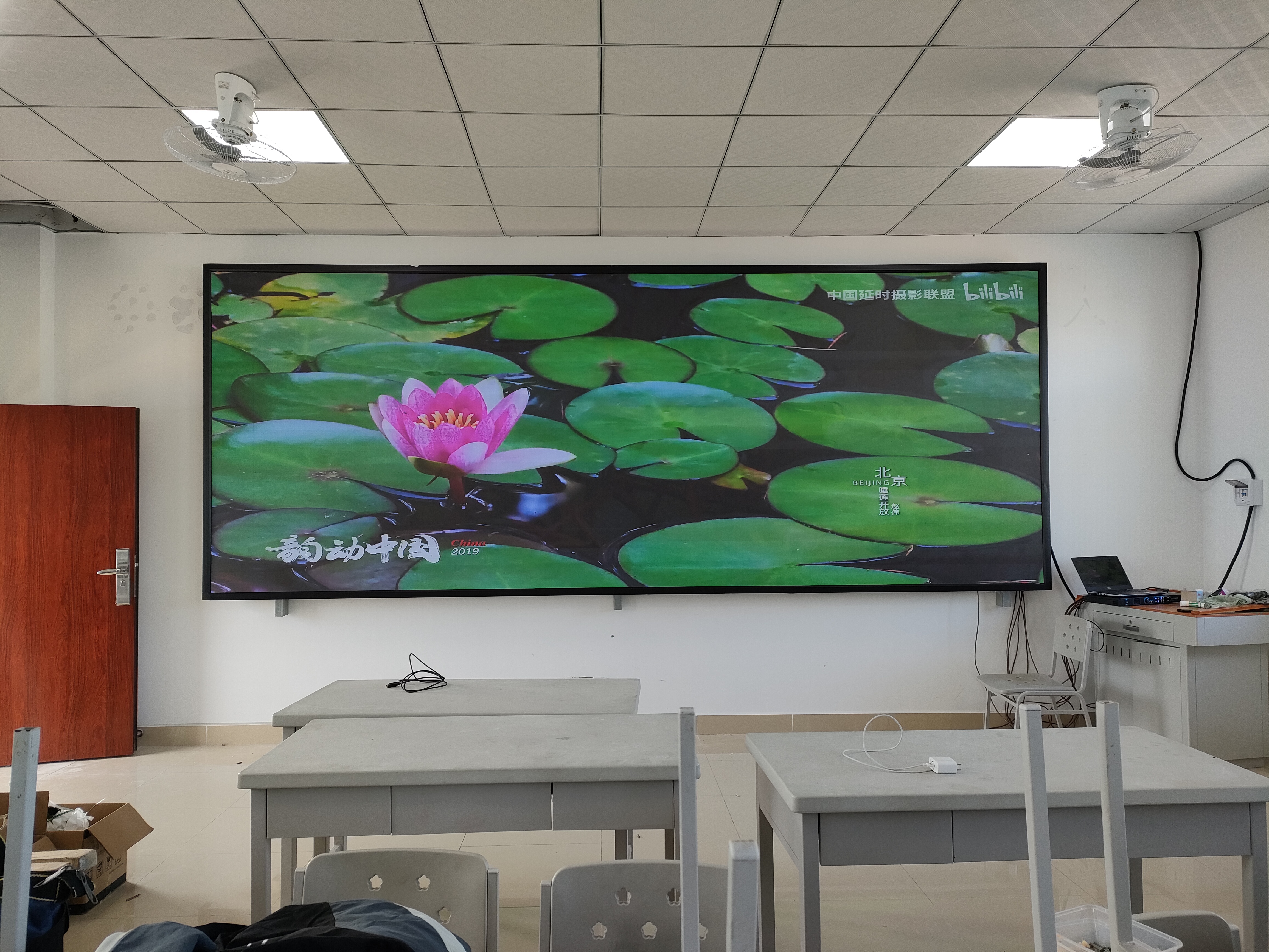 戶外屏長期暴露在陽光下，怎樣防止外殼老化和屏幕褪色？